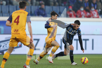 2021-12-18 - Rusland Malinovskyi (Atalanta Bergamasca Calcio) and Matias Vina (AS Roma) battle for the ball - ATALANTA BC VS AS ROMA - ITALIAN SERIE A - SOCCER