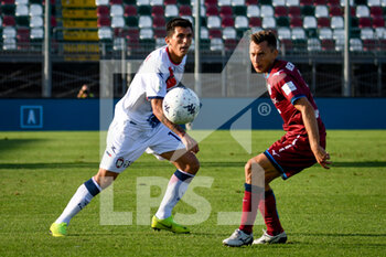 2021-08-29 - Salvatore Molina (Crotone) in azione con Amedeo Benedetti (Cittadella) - AS CITTADELLA VS FC CROTONE - ITALIAN SERIE B - SOCCER