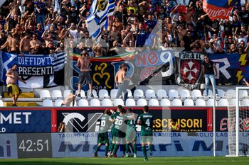2021-09-18 - Idrissa Toure' (Pisa) esulta di fronte ai tifosi dopo aver segnato il gol del 1-1 - LR VICENZA VS AC PISA - ITALIAN SERIE B - SOCCER