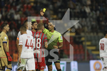 2021-09-22 - The referee Marchetti shows the yellow card to Luca Vido (Cremonese) - US CREMONESE VS AC PERUGIA - ITALIAN SERIE B - SOCCER