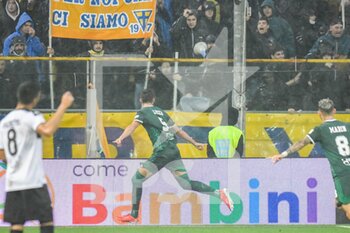 2021-09-26 - Lorenzo Lucca (Pisa) esulta dopo il gol del vantaggio sotto la curva parmense - PARMA CALCIO VS AC PISA - ITALIAN SERIE B - SOCCER