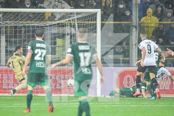 2021-09-26 - Enrico Delprato (Parma) interviene in scivolata e sigla ilò gol del pareggio - PARMA CALCIO VS AC PISA - ITALIAN SERIE B - SOCCER