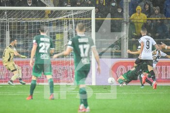 2021-09-26 - Enrico Delprato (Parma) interviene in scivolata e sigla ilò gol del pareggio - PARMA CALCIO VS AC PISA - ITALIAN SERIE B - SOCCER