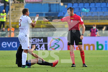 2021-10-02 - The referee of the match Andrea Colombo and Thiago Rangel Cionek (Reggina) - AC PISA VS REGGINA 1914 - ITALIAN SERIE B - SOCCER