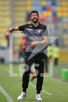 2021-10-02 - FROSINONE, ITALY - October 2 :  Head Coach Fabio Grosso of Frosinone gives tactics to is players  during  Italian  Serie A soccer match between  Frosinone and Cittadella  at Stadio Benito Stirpe on October 2,2021 in Frosinone Italy - FROSINONE CALCIO VS AS CITTADELLA - ITALIAN SERIE B - SOCCER