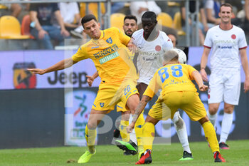 2021-10-02 - FROSINONE, ITALY -  October 2 :   Karlo Lulic   (L) of  Frosinone in action against  Mamadou Tounkara  (R) of  Cittadella during the  Serie A  soccer match between  Frosinone and Cittadella Stadio Benito Stirpe on October 2,2021 in Frosinone Italy - FROSINONE CALCIO VS AS CITTADELLA - ITALIAN SERIE B - SOCCER