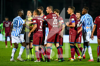 2021-10-17 - The referee of the match Maria Sole Ferrieri Caputi inside the rage between Emmanuel Latte Lath (SPAL) and Cittadella players - AS CITTADELLA VS SPAL - ITALIAN SERIE B - SOCCER