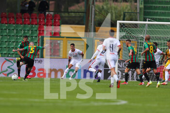 2021-10-23 - Palumvo Antonio (Ternana) kicks the shot of the goal - TERNANA CALCIO VS LR VICENZA - ITALIAN SERIE B - SOCCER