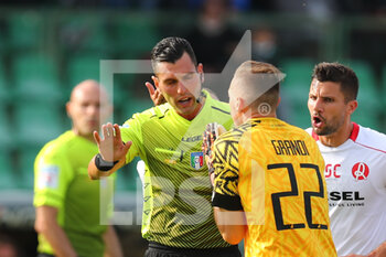 2021-10-23 - goalkeeper Grandi Matteo (Vicenza) discusses with referee Volpi Manuel - TERNANA CALCIO VS LR VICENZA - ITALIAN SERIE B - SOCCER