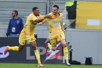 2021-10-23 - FROSINONE, ITALY - October 23 :  Federico Gatti of Frosinone  celebrates with his team mates after scores  the opening  goal during    soccer match between  Frosinone  and Ascoli at Stadio Benito Stirpe on October 23,2021  in Frosinone Italy 


 - FROSINONE CALCIO VS ASCOLI CALCIO - ITALIAN SERIE B - SOCCER