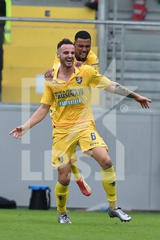 2021-10-23 - FROSINONE, ITALY - October 23 :  Federico Gatti of Frosinone  celebrates with his team mates after scores  the opening  goal during    soccer match between  Frosinone  and Ascoli at Stadio Benito Stirpe on October 23,2021  in Frosinone Italy 


 - FROSINONE CALCIO VS ASCOLI CALCIO - ITALIAN SERIE B - SOCCER