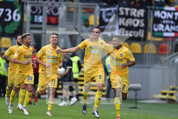 2021-10-23 - FROSINONE, ITALY - October 23 :  Federico gatti of Frosinone  celebrates with his team mates after scores  the opening  goal during    soccer match between  Frosinone  and Ascoli at Stadio Benito Stirpe on October 23,2021  in Frosinone Italy 


 - FROSINONE CALCIO VS ASCOLI CALCIO - ITALIAN SERIE B - SOCCER
