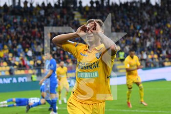 2021-10-23 - FROSINONE, ITALY - October 23 : Matteo Ricci of Frosinone  celebrates with his team mates after scores  a goal during    soccer match between  Frosinone  and Ascoli at Stadio Benito Stirpe on October 23,2021  in Frosinone Italy 



 - FROSINONE CALCIO VS ASCOLI CALCIO - ITALIAN SERIE B - SOCCER