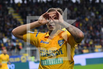 2021-10-23 - FROSINONE, ITALY - October 23 : Matteo Ricci of Frosinone  celebrates with his team mates after scores  a goal during    soccer match between  Frosinone  and Ascoli at Stadio Benito Stirpe on October 23,2021  in Frosinone Italy 



 - FROSINONE CALCIO VS ASCOLI CALCIO - ITALIAN SERIE B - SOCCER