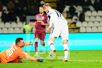 2021-10-28 - Adrian Benedyczak (Parma) scores a goal 0-2 beating Elhan Kastrati (Cittadella) - AS CITTADELLA VS PARMA CALCIO - ITALIAN SERIE B - SOCCER