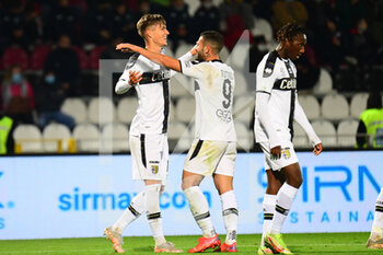 2021-10-28 - Adrian Benedyczak (Parma) celebrates after scoring a goal with teammate Gennaro Tutino (Parma) 0-2 - AS CITTADELLA VS PARMA CALCIO - ITALIAN SERIE B - SOCCER