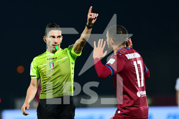 2021-10-28 - The referee of the match Federico Dionisi talks against Daniele Donnarumma (Cittadella) - AS CITTADELLA VS PARMA CALCIO - ITALIAN SERIE B - SOCCER