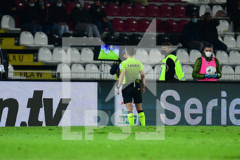 2021-10-28 - The referee of the match Federico Dionisi watcching the VAR - AS CITTADELLA VS PARMA CALCIO - ITALIAN SERIE B - SOCCER