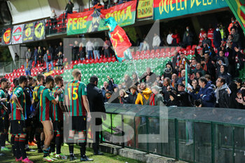 2021-11-01 - the whole team in front of the fans  (Ternana) - TERNANA CALCIO VS COMO 1907 - ITALIAN SERIE B - SOCCER