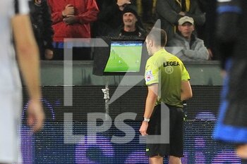 2021-11-01 - The referee Matteo Marcenaro watches the action on Var, to control the hand-ball in the penalty area - AC PISA VS ASCOLI CALCIO - ITALIAN SERIE B - SOCCER