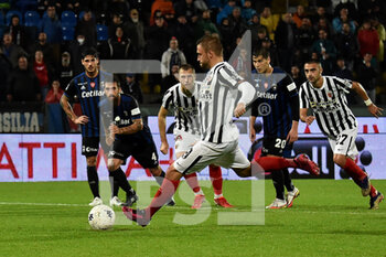 2021-11-01 - Federico  Dionisi (Ascoli) scores the penalty of 1-1 - AC PISA VS ASCOLI CALCIO - ITALIAN SERIE B - SOCCER