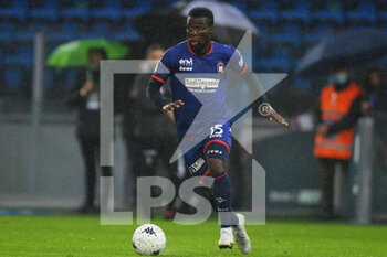 2021-11-01 - FROSINONE, ITALY -  November 1 :  Godfred Donsah (C) of  Crotone in action  during the  Serie A  soccer match between  Frosinone and Crotone Stadio Benito Stirpe on November 1,2021 in Frosinone Italy  - FROSINONE CALCIO VS FC CROTONE - ITALIAN SERIE B - SOCCER