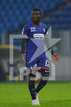 2021-11-01 - FROSINONE, ITALY -  November 1 :  Godfred Donsah (C) of  Crotone in action  during the  Serie A  soccer match between  Frosinone and Crotone Stadio Benito Stirpe on November 1,2021 in Frosinone Italy  - FROSINONE CALCIO VS FC CROTONE - ITALIAN SERIE B - SOCCER
