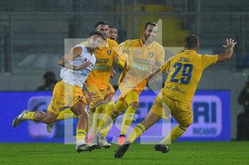2021-11-01 - FROSINONE, ITALY - November 1 : Emanuele Cicerelli of Frosinone  celebrates with his team mates after scores  the  goal during    soccer match between  Frosinone  and Crotone at Stadio Benito Stirpe on November 1,2021  in Frosinone Italy
 - FROSINONE CALCIO VS FC CROTONE - ITALIAN SERIE B - SOCCER