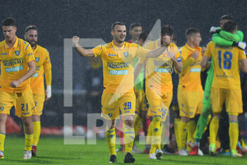 2021-11-01 - FROSINONE, ITALY - November 1 : Emanuele Cicerelli of Frosinone  celebrates with his team mates after scores  the  goal during    soccer match between  Frosinone  and Crotone at Stadio Benito Stirpe on November 1,2021  in Frosinone Italy
 - FROSINONE CALCIO VS FC CROTONE - ITALIAN SERIE B - SOCCER