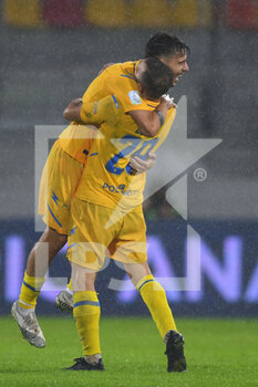 2021-11-01 - FROSINONE, ITALY - November 1 :  Players Frosinone Celebrate after the winning during  Italian Serie A soccer match between  Frosinone and Crotone at Stadio Benito Stirpe on November 1,2021  in Frosinone Italy 
 - FROSINONE CALCIO VS FC CROTONE - ITALIAN SERIE B - SOCCER