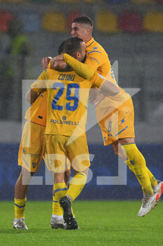 2021-11-01 - FROSINONE, ITALY - November 1 :  Players Frosinone Celebrate after the winning during  Italian Serie A soccer match between  Frosinone and Crotone at Stadio Benito Stirpe on November 1,2021  in Frosinone Italy 
 - FROSINONE CALCIO VS FC CROTONE - ITALIAN SERIE B - SOCCER