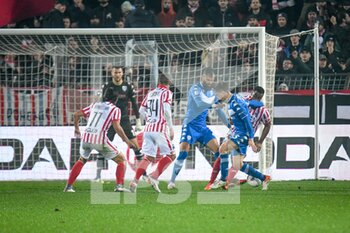 2021-11-20 - The foul on Davide Diaw (Vicenza) by Tom van de Looi (Brescia) in goal area - LR VICENZA VS BRESCIA CALCIO - ITALIAN SERIE B - SOCCER