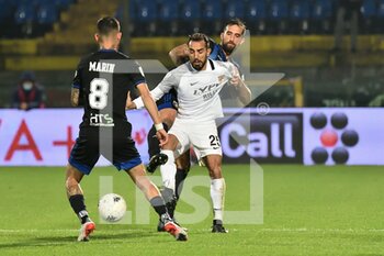 2021-11-21 - Marco  Sau (Benevento) hampered by Antonio Caracciolo (Pisa) - AC PISA VS BENEVENTO CALCIO - ITALIAN SERIE B - SOCCER