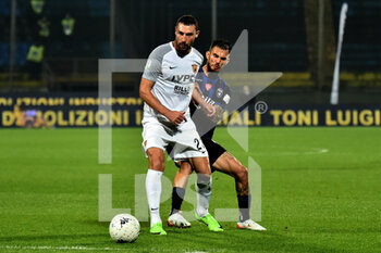 2021-11-21 - Artur  Ionita (Benevento) hampered by Marius Marin (Pisa) - AC PISA VS BENEVENTO CALCIO - ITALIAN SERIE B - SOCCER