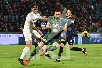 2021-11-21 - Nicolas David Andrade (Pisa) saves on Gianluca  Lapadula (Benevento) - AC PISA VS BENEVENTO CALCIO - ITALIAN SERIE B - SOCCER