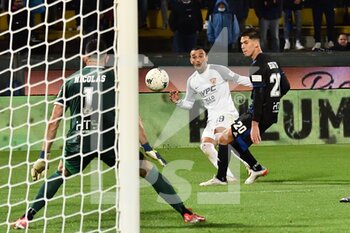 2021-11-21 - Roberto  Insigne (Benevento) shoots on goal - AC PISA VS BENEVENTO CALCIO - ITALIAN SERIE B - SOCCER