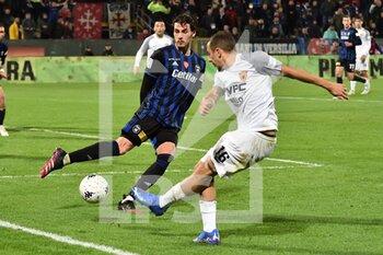 2021-11-21 - Riccardo  Improta (Benevento) shoots the ball hampered by Maxime Leverbe (Pisa) - AC PISA VS BENEVENTO CALCIO - ITALIAN SERIE B - SOCCER