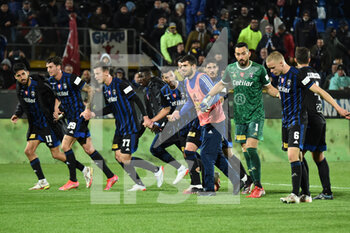 2021-11-21 - Players of Pisa celebrate at he end of the match - AC PISA VS BENEVENTO CALCIO - ITALIAN SERIE B - SOCCER
