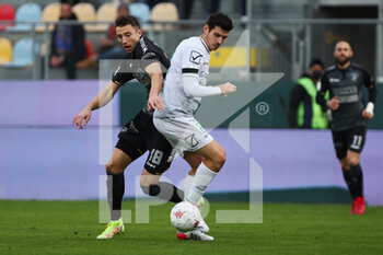 2021-11-27 - FROSINONE, ITALY -  November 27 :  Andrija Novakovich (L) of  Frosinone in action against  Michele Camporese (R) of  Pordenone during the  Serie A  soccer match between  Frosinone and Pordenone Stadio Benito Stirpe on November 27,2021 in Frosinone Italy - FROSINONE CALCIO VS PORDENONE CALCIO - ITALIAN SERIE B - SOCCER