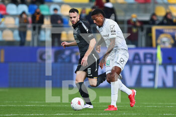 2021-11-27 - FROSINONE, ITALY -  November 27 :  Federico gatti (L) of  Frosinone in action against  Michael Folorunsho (R) of  Pordenone during the  Serie A  soccer match between  Frosinone and Pordenone Stadio Benito Stirpe on November 27,2021 in Frosinone Italy - FROSINONE CALCIO VS PORDENONE CALCIO - ITALIAN SERIE B - SOCCER