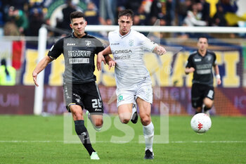 2021-11-27 - FROSINONE, ITALY -  November 27 :  Karlo Lulic (L) of  Frosinone in action against  Luca Magnino (R) of  Pordenone during the  Serie A  soccer match between  Frosinone and Pordenone Stadio Benito Stirpe on November 27,2021 in Frosinone Italy - FROSINONE CALCIO VS PORDENONE CALCIO - ITALIAN SERIE B - SOCCER