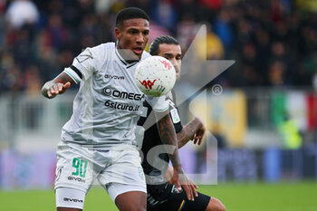 2021-11-27 - FROSINONE, ITALY -  November 27 : Michael Folorunsho   (L) of  Pordenone in action against   Tiago Casasola  (R) of Frosinone during the  Serie A  soccer match between  Frosinone and Pordenone Stadio Benito Stirpe on November 27,2021 in Frosinone Italy  - FROSINONE CALCIO VS PORDENONE CALCIO - ITALIAN SERIE B - SOCCER