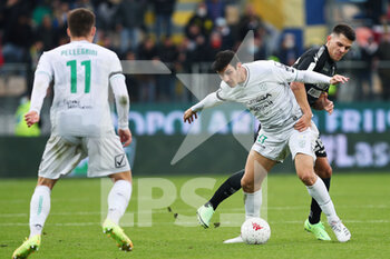 2021-11-27 - FROSINONE, ITALY -  November 27 : Marco Pinato (L) of  Pordenone in action against   Karlo Lulic (R) of Frosinone during the  Serie A  soccer match between  Frosinone and Pordenone Stadio Benito Stirpe on November 27,2021 in Frosinone Italy  - FROSINONE CALCIO VS PORDENONE CALCIO - ITALIAN SERIE B - SOCCER