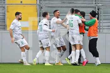 2021-11-27 - FROSINONE, ITALY - November 27 : Alberto Barison   of Pordenone celebrates with his team mates after scores  the   goal during soccer match between  Frosinone  and Pordenone at Stadio Benito Stirpe on November 27,2021 Frosinone Italy - FROSINONE CALCIO VS PORDENONE CALCIO - ITALIAN SERIE B - SOCCER