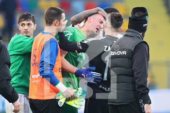 2021-11-27 - FROSINONE, ITALY - November 27 : Goalkeeper Nicola Leali of Pordenonehe cries for the greetings received from the Ciociari fans  Italian Serie A soccer match  between  Frosinone and Pordenone Benito Stirpe Olimpico on November 27,2021 in Frosinone Italy - FROSINONE CALCIO VS PORDENONE CALCIO - ITALIAN SERIE B - SOCCER