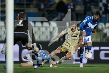 2021-11-27 - Lorenzo Lucca (AC Pisa 1909) falls on the ground screaming after being fouled by Andrea Cistana (Brescia Calcio) and John Carlos Chancellor (Brescia Calcio) - BRESCIA CALCIO VS AC PISA - ITALIAN SERIE B - SOCCER
