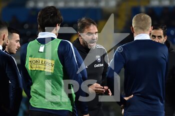 2021-11-30 - Head coach of Pisa Luca D'Angelo talks to his players during warmup - AC PISA VS AC PERUGIA - ITALIAN SERIE B - SOCCER