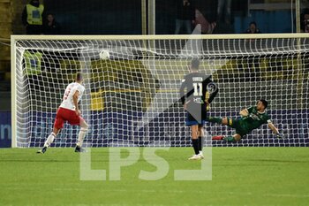 2021-11-30 - Manuel De Luca (Perugia) scores the goal of 1-1 on penalty - AC PISA VS AC PERUGIA - ITALIAN SERIE B - SOCCER