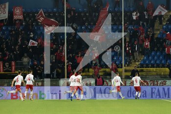 2021-11-30 - Players of Perugia celebrate the goal of 1-1 with their fans - AC PISA VS AC PERUGIA - ITALIAN SERIE B - SOCCER