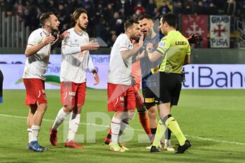 2021-11-30 - Players of Perugia talk to the referee Gianpiero Miele - AC PISA VS AC PERUGIA - ITALIAN SERIE B - SOCCER